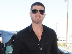 Cerai dari Paula Patton, Robin Thicke Pacari Model 19 Tahun?