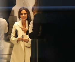 Foto: Butik Pertama Siap Dibuka, Victoria Beckham Tampil Serba Putih
