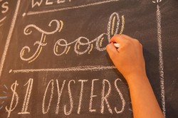 Tulis Menu dengan Kapur, Desainer Grafis Ini Dapat Imbalan Makanan