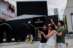 Tongsis Dianggap Aneh di Inggris