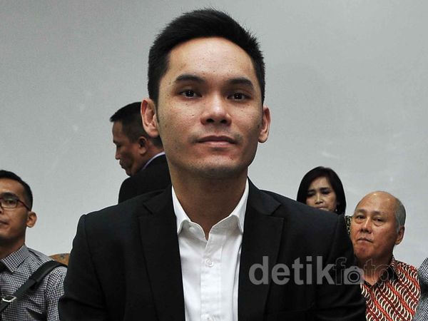 Senyum Ben Kasyafani di Sidang Putusan Cerai