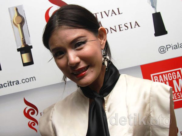 Olga Lydia Pakai Bulu Mata 10 Cm