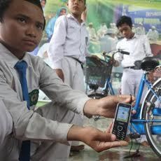 Pelajar MA di Blitar Manfaatkan Dinamo Sepeda untuk Charger HP