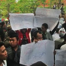 Demo Hari Guru Tuntut Honor Rp 900 Ribu Diwarnai Hujan