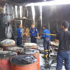 Pabrik Oli Bekas Tak Berizin Terbakar