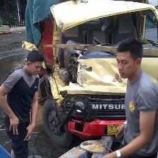 Licin, Truk Muat Pakan Udang Ringsek Tabrakan di Jalan Menikung