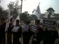 Demonstran Sindir Parpol yang Pernah Tolak Kenaikan Harga BBM