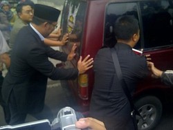 Hup, Ridwan Kamil Dorong Mobil Warga yang Mogok di Dago