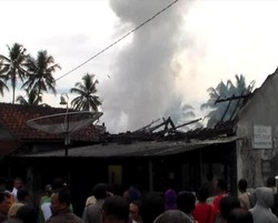 Penjual Bensin Eceran Tewas Terbakar Bersama Rumahnya, Keluarga Histeris