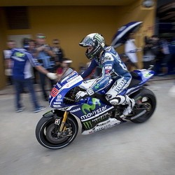 Lorenzo Usulkan Aturan Wajib Ganti Motor Saat Hujan