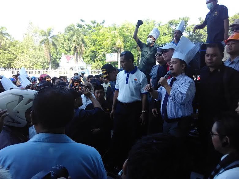 Pekerja Hotel se-Makassar Demo Tolak Larangan PNS Rapat di Hotel Pekerja Hotel se-Makassar Demo Tolak Larangan PNS Rapat di Hotel