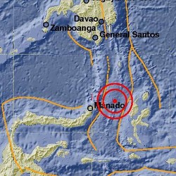 Warga Manado Berhamburan Keluar Rumah Akibat Gempa di Halmahera Barat