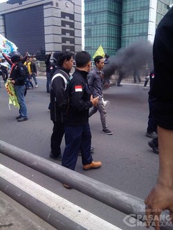 Massa Buruh Bakar Ban di Tol Wiyoto untuk Cari Perhatian Pemerintah