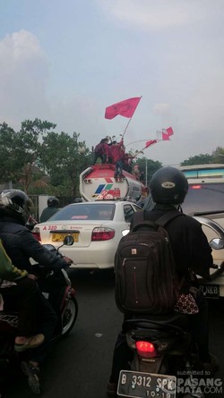 Demonstran Bajak Truk Pertamina di Depan RSCM, Lalu Lintas Macet
