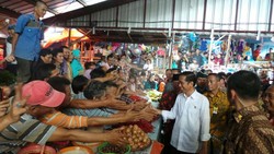 Jokowi Blusukan Hingga Berpeluh Keringat di Pasar Bengkulu, Pedagang Histeris