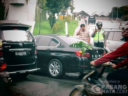 Ada BMW Mogok di Jl Pangeran Antasari, Lalu Lintas Macet Panjang