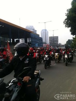 Demo Kemenaker, Buruh Macetkan Jalan Gatot Subroto