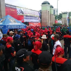 Seribuan Buruh Demo di Depan DPR, Lalu Lintas Arah Slipi Macet Parah