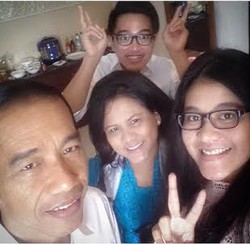 Jepret! Jokowi Selfie Bareng Istri dan Kedua Anaknya