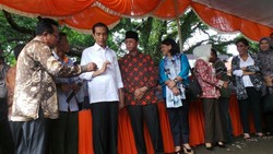 Tinjau Pembagian Kartu Sejahtera di Kantor Pos Bengkulu, Jokowi: Lancar!
