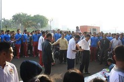 Kaus yang Dibagikan Jokowi ke Warga di Lampung Beli di Monas