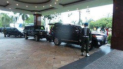 Di Tengah Perjalanan, Jokowi Mendadak Turun dari Mobil dan Salami Warga