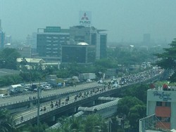 Konvoi Buruh Dipaksa Turun dari Tol Wiyoto Wiyono, Kini Mengarah ke Senen