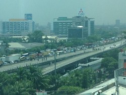 Penampakan Tol Wiyoto Wiyono yang Macet Total Akibat Diblokir Buruh