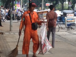 Kisah Petugas Kebersihan dan Pedagang Asongan Usai Demo Buruh di DPRD Bubar