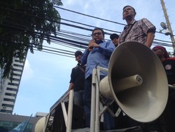 Politisi Gerindra M Taufik Temui Buruh yang Berdemo di Depan DPRD