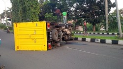 Ban Pecah, Truk Box Isi Gula Pasir Terbalik di Ruas Pemda Bogor
