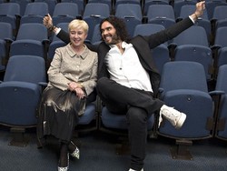 Russel Brand Janji Dirikan Perpustakaan di Bekas Sekolahnya