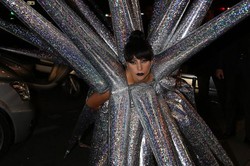Cari Sensasi, Lady Gaga Pakai Gaun Duri Raksasa