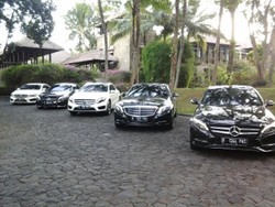 Ketika Mobil Mewah Turun ke Sawah