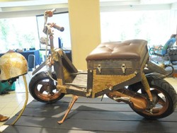 Seniman Ini Bikin Motor Skuter Kayu