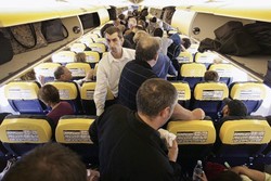 10 Jenis Penumpang Paling Menyebalkan di Pesawat (2)