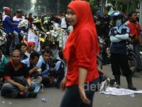 Buruh Blokir Jalan Kebon Sirih