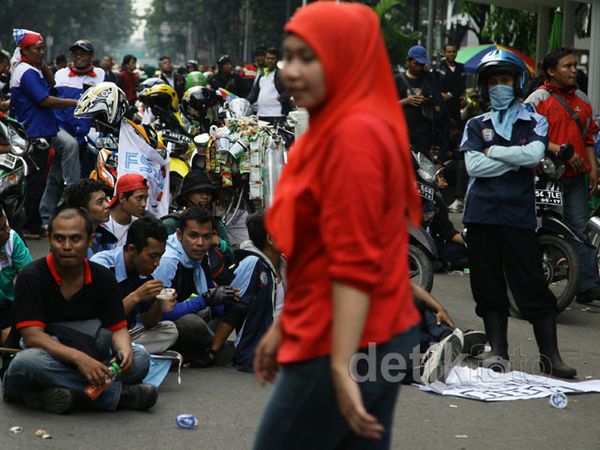 Buruh Blokir Jalan Kebon Sirih
