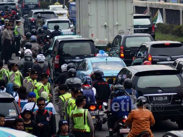 Buruh Demo, Lalu Lintas Arah Slipi Macet