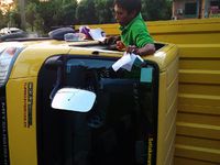 Truk Gula Terbalik di Cibinong