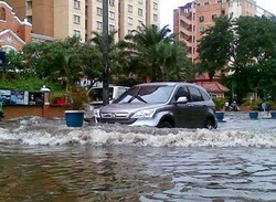 Mengatasi Mobil yang Terendam Banjir