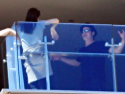 Beredar Foto Jolie dan Brad Pitt Adu Mulut, Rumah Tangga Tak Harmonis?