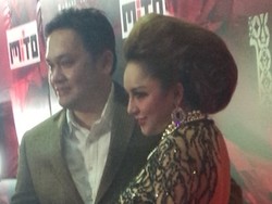 Dampingi Farhat Abbas di !nsert Award, Regina Pamer Rambut Kepompong Kupu-kupu