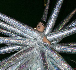 Foto: Lady Gaga Pakai Kostum Bulu Babi, Dihiasi Duri Raksasa