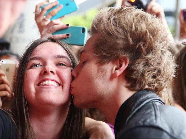 Muah! 5 Seconds of Summer Cium Fans di Red Carpet