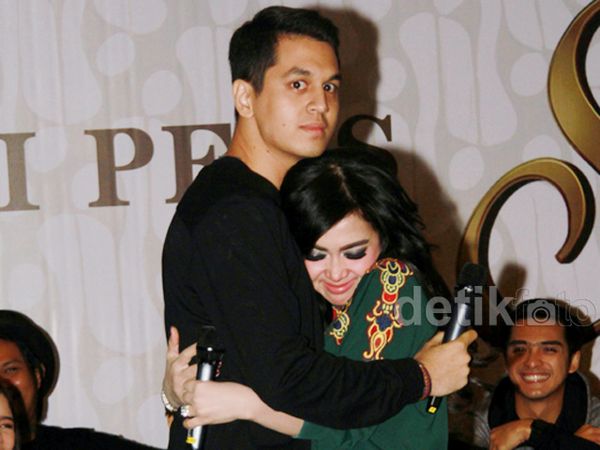 Aih, Syahrini Peluk-peluk Manja Kevin Julio Aih, Syahrini Peluk-peluk Manja Kevin Julio
