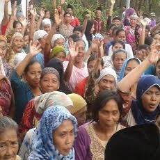 Tak Dapat Dana PSKS, Ibu-ibu Berdiri di Jalan Raya Bondowoso