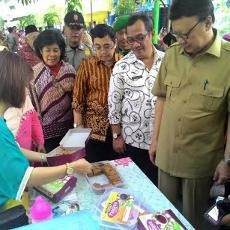 Blusukan di Surabaya, Mendagri Beli Tahu Bakwan Hingga Kecap Buatan Warga