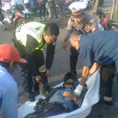 Biker Tewas Tabrak Truk