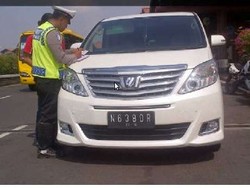 Aduh, Alphard Ngebor Kena Tilang